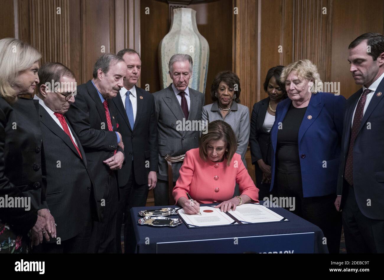 La Présidente de la Chambre Nancy Pelosi, D-CA, signe deux articles de la destitution du Président Donald Trump lors de la cérémonie d'Engrosment dans la salle Rayburn du Capitole des États-Unis à Washington, DC, le mercredi 15 janvier 2020. Pelosi est accompagné des présidents de commission et des gestionnaires de la destitution, le représentant Hakeem Jeffries, D-NY, la Représentante Sylvia Garcia, D-TX, la Présidente de la Commission judiciaire de la Chambre, le représentant Jerrold Nadler, D-NY, le Président de la Commission du renseignement de la Chambre, Adam Schiff, D-CA, le représentant Val Demings, D-FL, le représentant Zoe Lofgren, D-CA, et Jason Crow, D. Photo de Sarah Silbiger/UPI Banque D'Images