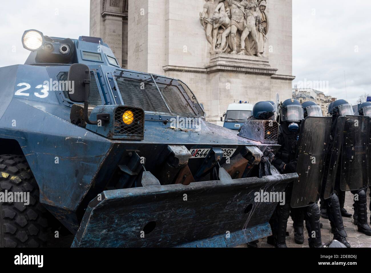 Pour célébrer les 4 mois de mobilisation du mouvement Gilets Jaunes et la  fin du grand débat national, les manifestants ont été appelés à manifester  sur les champs-Elysées. Des affrontements ont rapidement