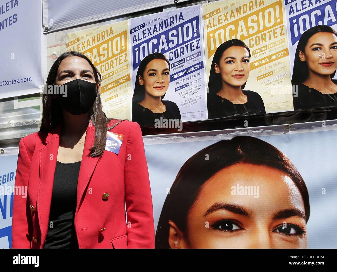 New York, États-Unis. 29 novembre 2020. La congresseure Alexandria Ocasio-Cortez se tient à côté d'un camion de campagne couvert de ses photos alors qu'elle se prépare à parler à la presse après avoir salué les électeurs près du PS 70 le jour des élections primaires à New York, le mardi 23 juin 2020. Démocrates, républicains et autres partis sélectionnent des candidats pour le congrès, le président, la législature de l'État et d'autres fonctions. Photo de John Angelillo/UPI crédit: UPI/Alay Live News Banque D'Images