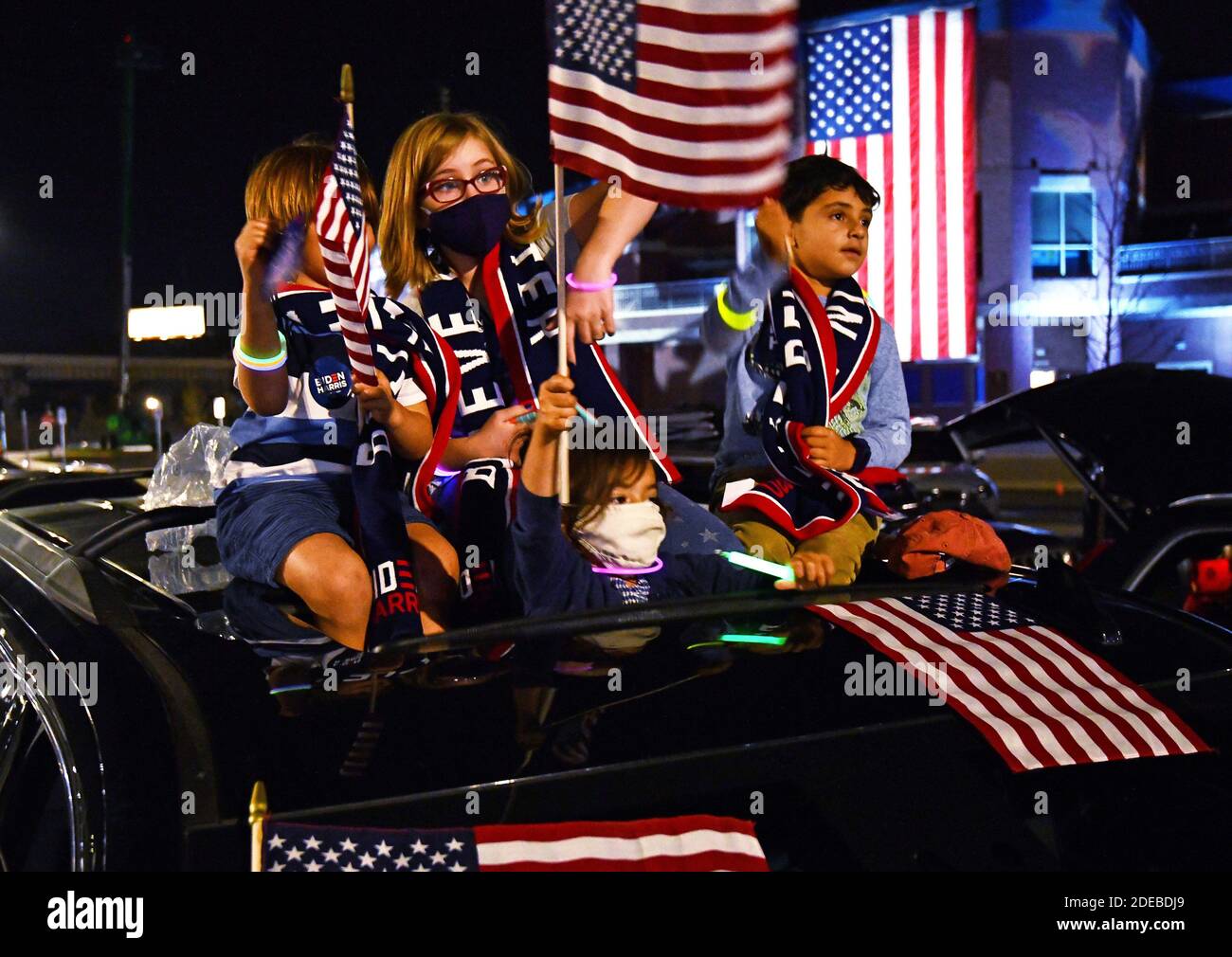 Wilmington, États-Unis. 29 novembre 2020. De jeunes partisans branle les drapeaux américains en attendant que le président élu Joe Biden prononce son discours de victoire après avoir battu le président républicain Donald Trump lors de l'élection présidentielle de 2020, à Wilmington, Delaware, le samedi 7 novembre 2020. Après quatre jours supplémentaires de dépouillement des votes, Biden a gagné plusieurs États pivots avec une faible marge. Photo de Pat Benic/UPI crédit: UPI/Alay Live News Banque D'Images