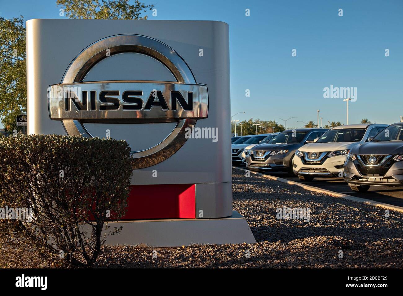 Tempe, Arizona, États-Unis. 29 novembre 2020. Véhicules Nissan exposés au concessionnaire Larry H. Miller Nissan de Mesa, Arizona, le 11/29/20. Crédit : Tom Story/ZUMA Wire/Alay Live News Banque D'Images