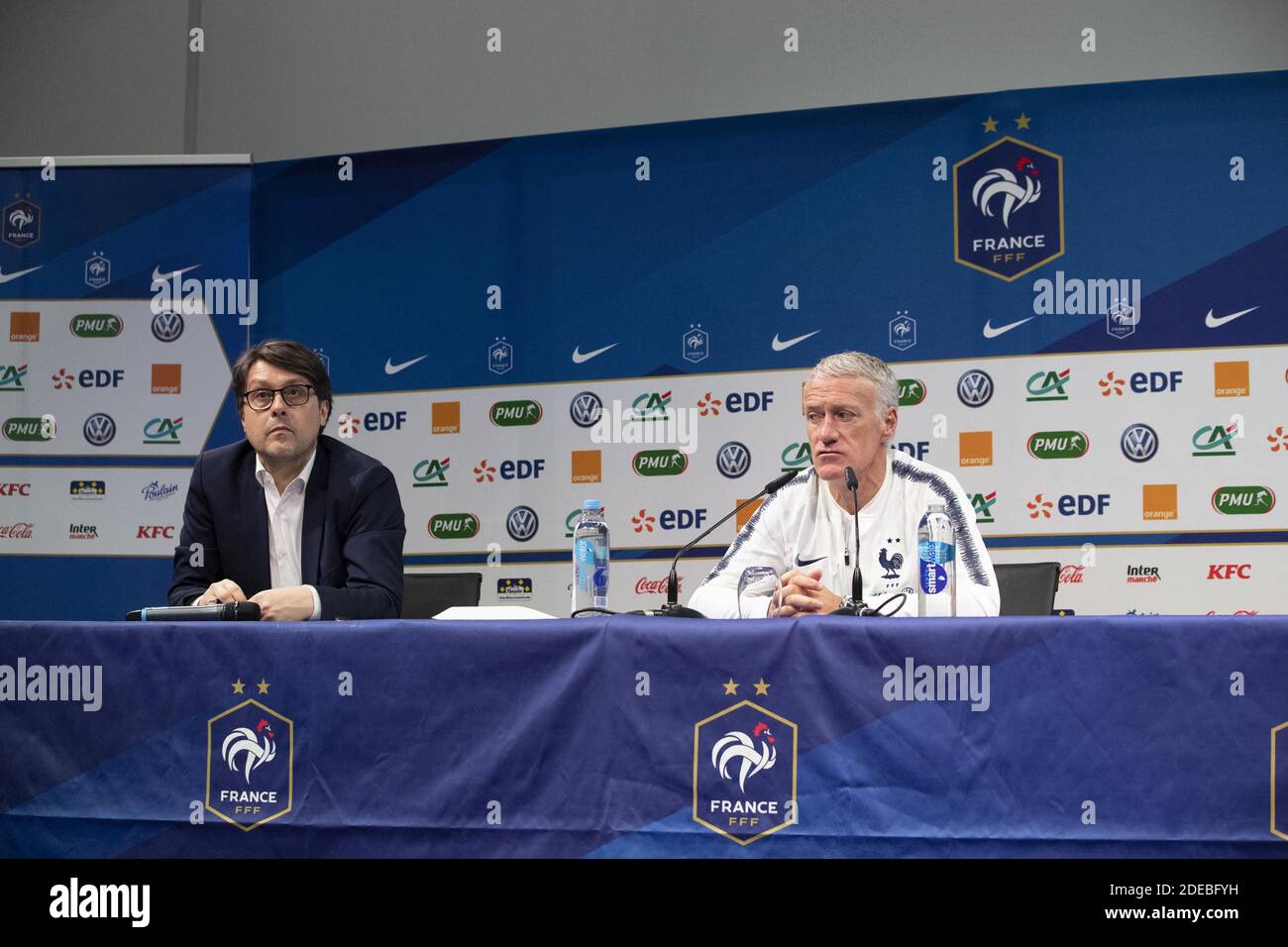 L'attaché de presse Raphael Raymond et l'entraîneur en chef de France  Didier Deschamps lors d'une conférence de presse, le 18 mars 2019 à  Clairefontaine-en-Yvelines, dans le cadre de la préparation de l'équipe aux prochains  matchs de qualification ...