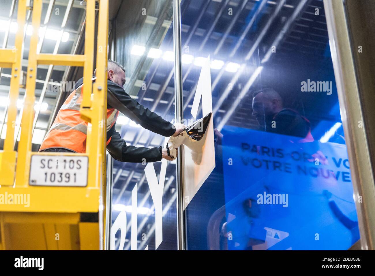 Dans la nuit du 18 mars, les terminaux de l'aéroport d'Orly changent leur nom de Ouest et Sud à 1,2,3,4. Pendant la nuit, l'équipage de l'aéroport et les équipes de sécurité s'assurent que tout est en place pour le nouveau nom. Le plan d'investissement de 900 millions d'euros lancé en 2011 aboutira à un aéroport de toit unique, Orly, France, le 18 mars 2019. Banque D'Images