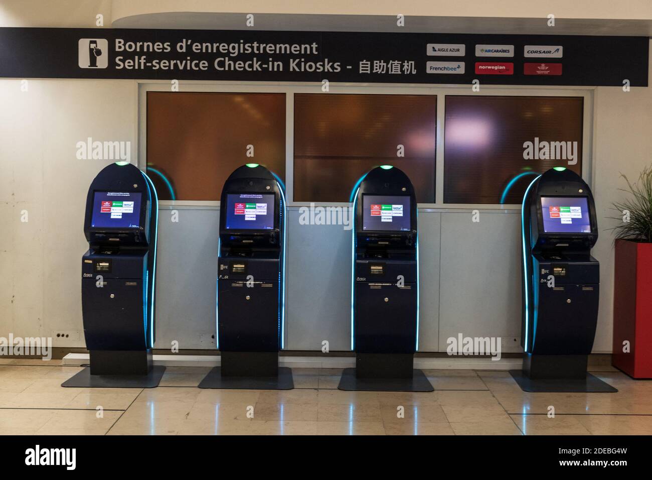 Dans la nuit du 18 mars, les terminaux de l'aéroport d'Orly changent leur nom de Ouest et Sud à 1,2,3,4. Pendant la nuit, l'équipage de l'aéroport et les équipes de sécurité s'assurent que tout est en place pour le nouveau nom. Le plan d'investissement de 900 millions d'euros lancé en 2011 aboutira à un aéroport de toit unique, Orly, France, le 18 mars 2019. Banque D'Images