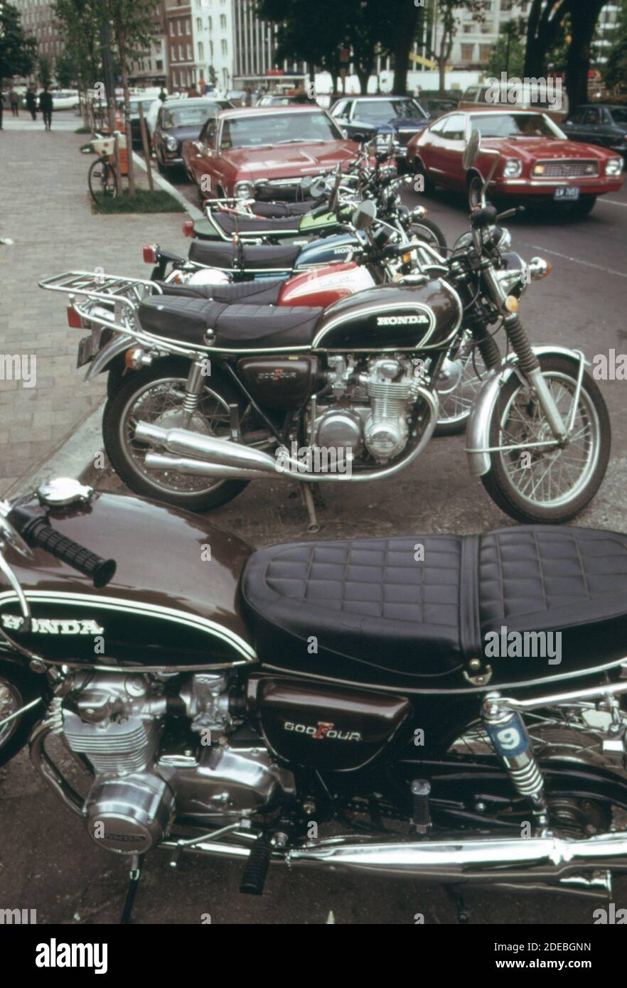 Ceux qui possédaient des motos se sont tournés vers eux pour les trajets en plus grand nombre que d'habitude lors d'une grève des bus à Washington D.C.; en mai 1974. CA. 1974 Banque D'Images