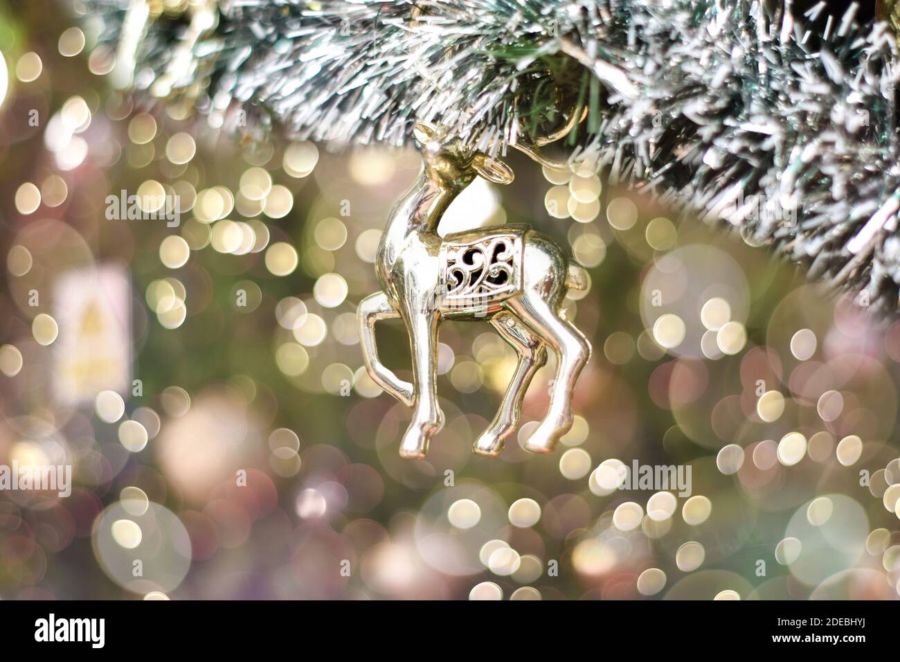 Sapin de Noël et cerf doré avec lumières bokeh de décoration allumées arrière-plan Banque D'Images