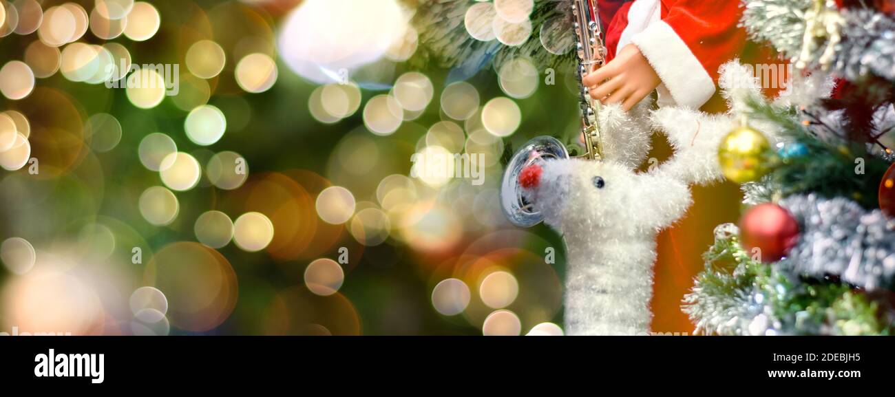 Noël et nouvel an - arbre de Noël et cerf blanc avec décor bokeh lumières sur fond. Banque D'Images