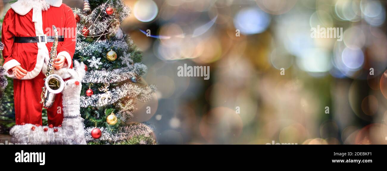 Noël et nouvel an - arbre de Noël et cerf blanc avec décor bokeh lumières sur fond. Banque D'Images