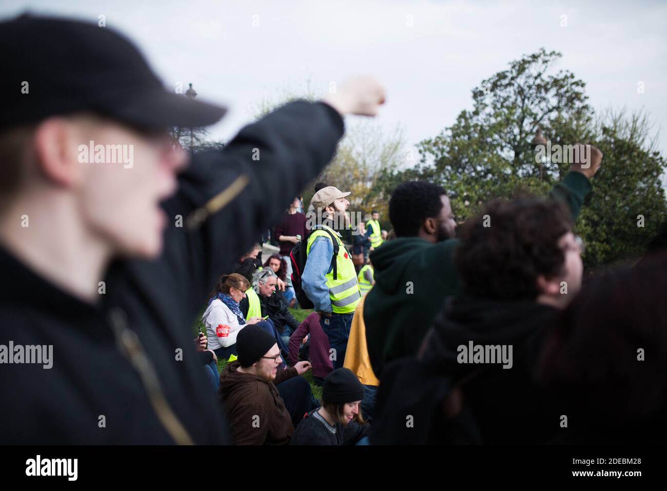Les manifestants de la Yellow Vest se rassemblent devant la basilique du Sacré-cœur à Montmartre et saluent un doigt un hélicoptère de police, à Paris, le 23 mars 2019, lors d'une manifestation antigouvernementale appelée par le mouvement de la « Yellow Vest » (gilets jaunes). Les manifestants ont de nouveau frappé les rues des villes françaises le 23 mars, pour une 19e semaine consécutive de protestation nationale ( Loi 19 ) contre les politiques du président français et son style de gouvernement descendant, le coût élevé de la vie, les réformes fiscales gouvernementales et pour une plus grande « justice sociale et économique. » photo de Raphael Lafargue/ABACAPRESS.COM Banque D'Images