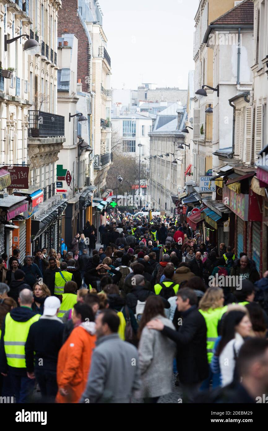 Les manifestants de la Yellow Vest se réunissent devant la basilique du Sacré-cœur à Montmartre, à Paris, le 23 mars 2019, lors d'une manifestation antigouvernementale organisée par le mouvement de la Yellow Vest (gilets jaunes). Les manifestants ont de nouveau frappé les rues des villes françaises le 23 mars, pour une 19e semaine consécutive de protestation nationale ( Loi 19 ) contre les politiques du président français et son style de gouvernement descendant, le coût élevé de la vie, les réformes fiscales gouvernementales et pour une plus grande « justice sociale et économique. » photo de Raphael Lafargue/ABACAPRESS.COM Banque D'Images