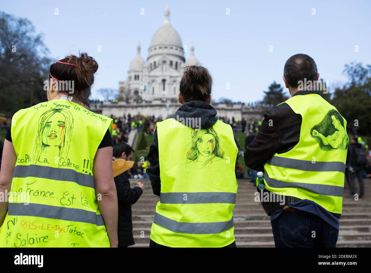 Les manifestants de la Yellow Vest se réunissent devant la basilique du Sacré-cœur à Montmartre, à Paris, le 23 mars 2019, lors d'une manifestation antigouvernementale organisée par le mouvement de la Yellow Vest (gilets jaunes). Les manifestants ont de nouveau frappé les rues des villes françaises le 23 mars, pour une 19e semaine consécutive de protestation nationale ( Loi 19 ) contre les politiques du président français et son style de gouvernement descendant, le coût élevé de la vie, les réformes fiscales gouvernementales et pour une plus grande « justice sociale et économique. » photo de Raphael Lafargue/ABACAPRESS.COM Banque D'Images