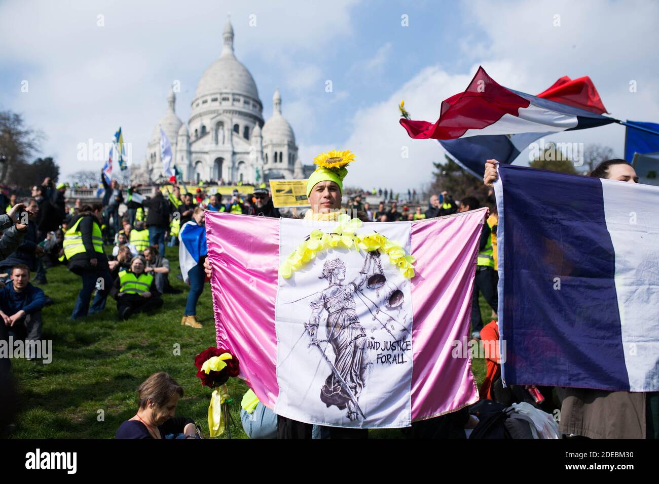 Les manifestants de la Yellow Vest se réunissent devant la basilique du Sacré-cœur à Montmartre, à Paris, le 23 mars 2019, lors d'une manifestation antigouvernementale organisée par le mouvement de la Yellow Vest (gilets jaunes). Les manifestants ont de nouveau frappé les rues des villes françaises le 23 mars, pour une 19e semaine consécutive de protestation nationale ( Loi 19 ) contre les politiques du président français et son style de gouvernement descendant, le coût élevé de la vie, les réformes fiscales gouvernementales et pour une plus grande « justice sociale et économique. » photo de Raphael Lafargue/ABACAPRESS.COM Banque D'Images