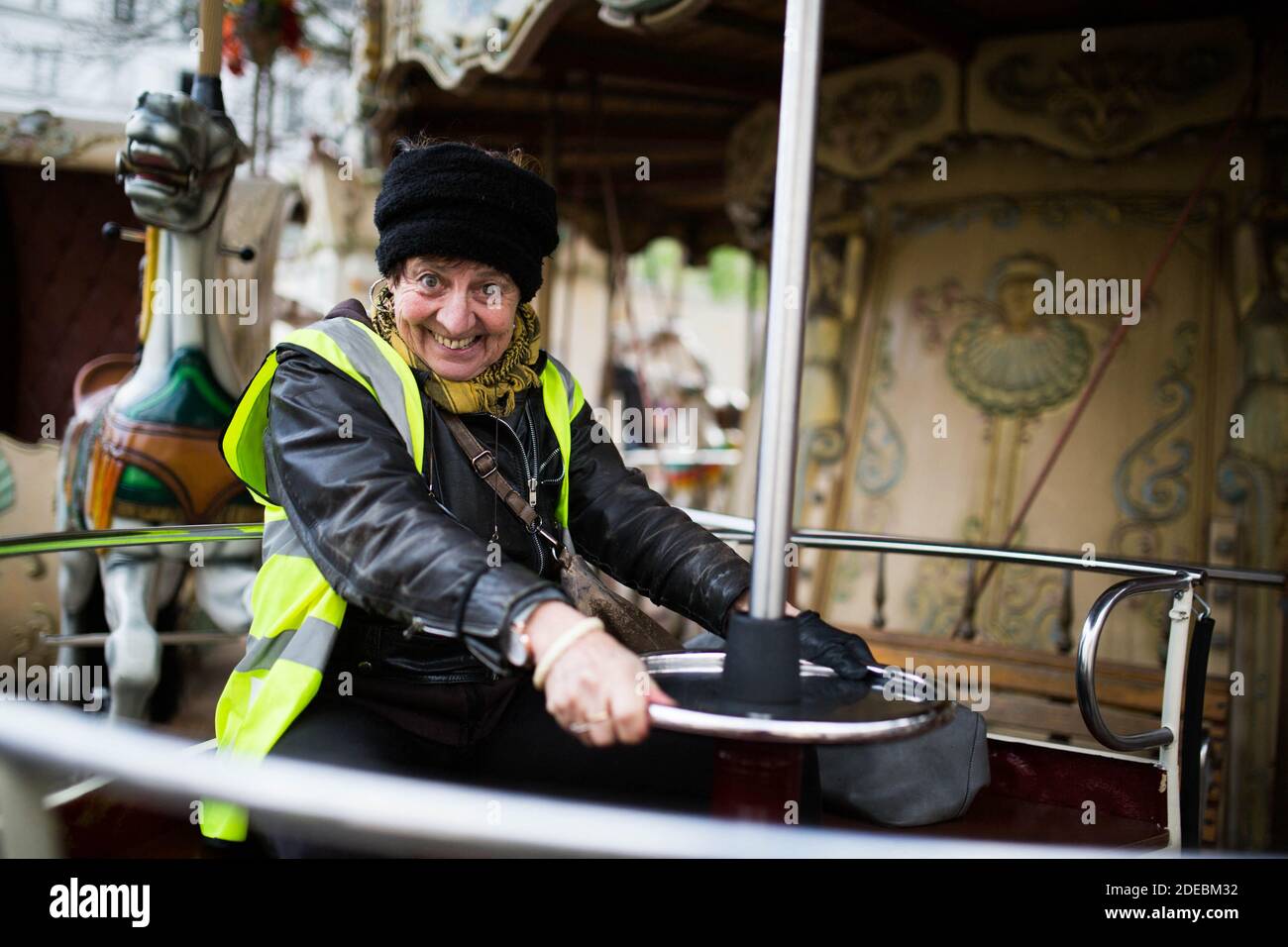 Le manifestant Yellow Vest dans un carrousel se réunit devant la basilique du Sacré-cœur à Montmartre, à Paris, le 23 mars 2019, lors d'une manifestation antigouvernementale appelée par le mouvement « Yellow Vest » (gilets jaunes). Les manifestants ont de nouveau frappé les rues des villes françaises le 23 mars, pour une 19e semaine consécutive de protestation nationale ( Loi 19 ) contre les politiques du président français et son style de gouvernement descendant, le coût élevé de la vie, les réformes fiscales gouvernementales et pour une plus grande « justice sociale et économique. » photo de Raphael Lafargue/ABACAPRESS.COM Banque D'Images