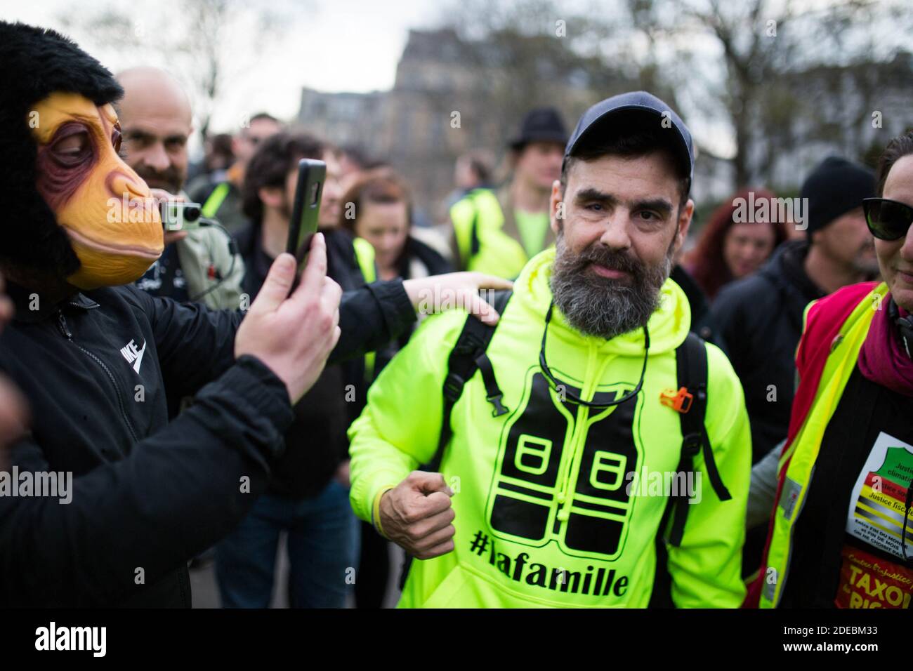 Le Yellow Vest Jerome Rodrigues, qui a perdu un œil en raison d'une balle de ballon rond LBD, se réunit devant la basilique du Sacré-cœur à Montmartre, à Paris, le 23 mars 2019, lors d'une manifestation antigouvernementale appelée par le mouvement « Yellow Vest » (gilets jaunes). Les manifestants ont de nouveau frappé les rues des villes françaises le 23 mars, pour une 19e semaine consécutive de protestation nationale ( Loi 19 ) contre les politiques du président français et son style de gouvernement descendant, le coût élevé de la vie, les réformes fiscales gouvernementales et pour une plus grande « justice sociale et économique. » photo de Raphael Lafargue/ABACAPRESS.COM Banque D'Images