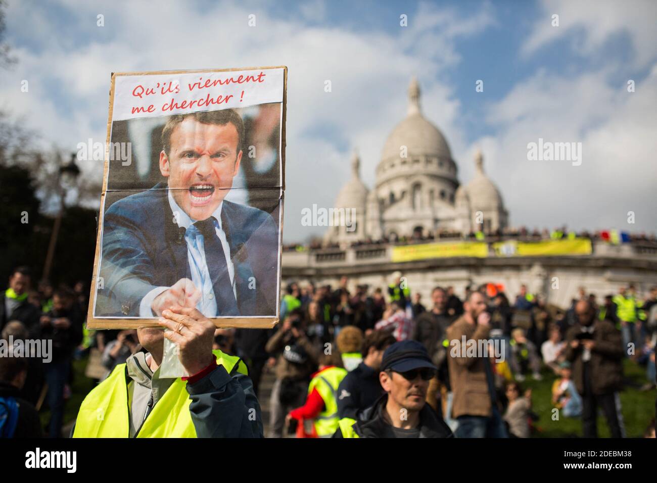 Les manifestants de la Yellow Vest se réunissent devant la basilique du Sacré-cœur à Montmartre avec une photo d'emmanuel macron, à Paris, le 23 mars 2019, lors d'une manifestation antigouvernementale appelée par le mouvement de la Yellow Vest (gilets jaunes). Les manifestants ont de nouveau frappé les rues des villes françaises le 23 mars, pour une 19e semaine consécutive de protestation nationale ( Loi 19 ) contre les politiques du président français et son style de gouvernement descendant, le coût élevé de la vie, les réformes fiscales gouvernementales et pour une plus grande « justice sociale et économique. » photo de Raphael Lafargue/ABACAPRESS.COM Banque D'Images