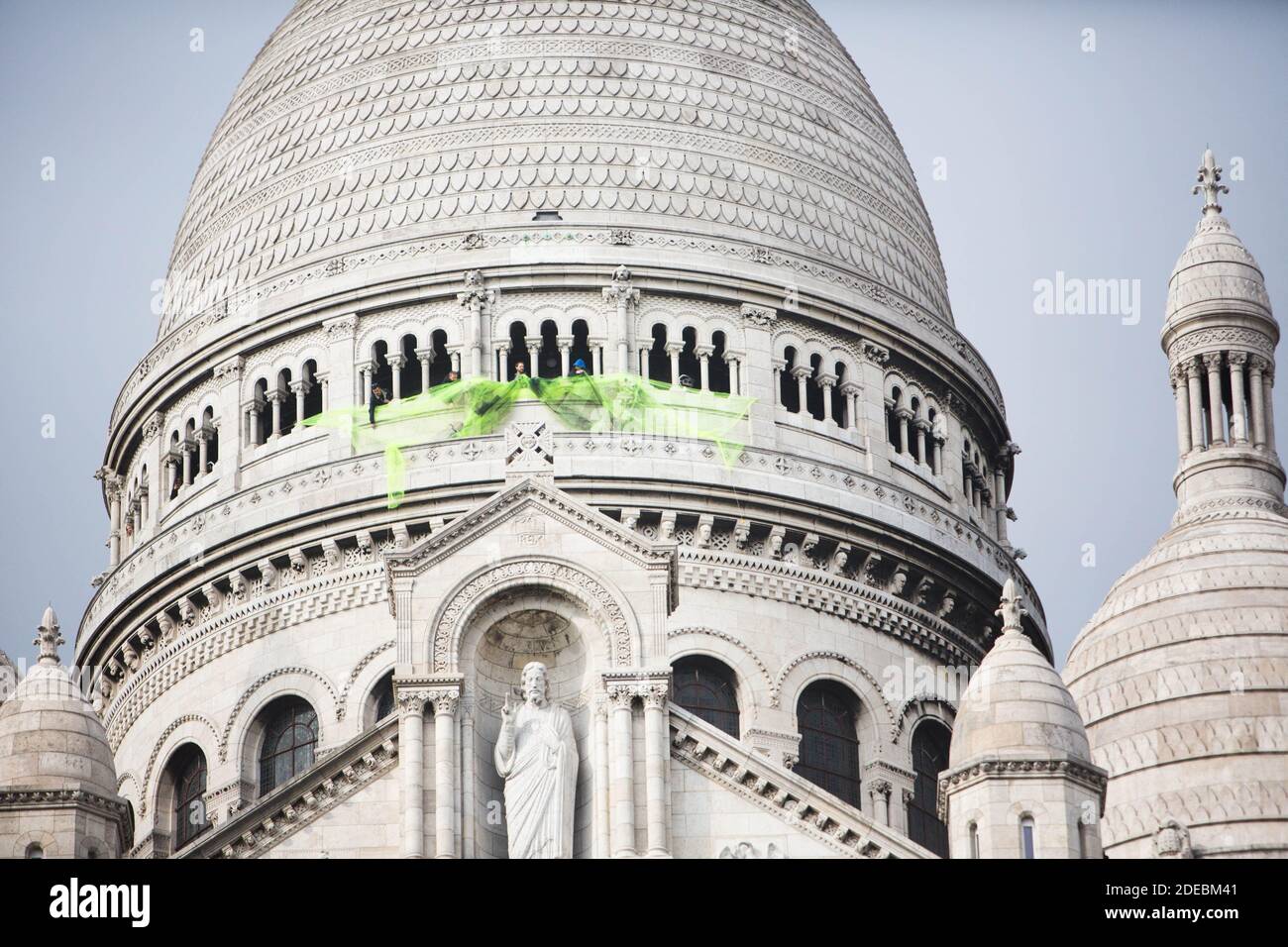 Les manifestants de la Yellow Vest se rassemblent devant la basilique du Sacré-cœur à Montmartre et regardent les manifestants qui fixent un panneau jaune sur le Sacré-cœur, à Paris, le 23 mars 2019, lors d'une manifestation antigouvernementale organisée par le mouvement de la « Yellow Vest » (gilets jaunes). Les manifestants ont de nouveau frappé les rues des villes françaises le 23 mars, pour une 19e semaine consécutive de protestation nationale ( Loi 19 ) contre les politiques du président français et son style de gouvernement descendant, le coût élevé de la vie, les réformes fiscales gouvernementales et pour une plus grande « justice sociale et économique. » photo de Raphael Lafargue/ABACAPRESS.COM Banque D'Images