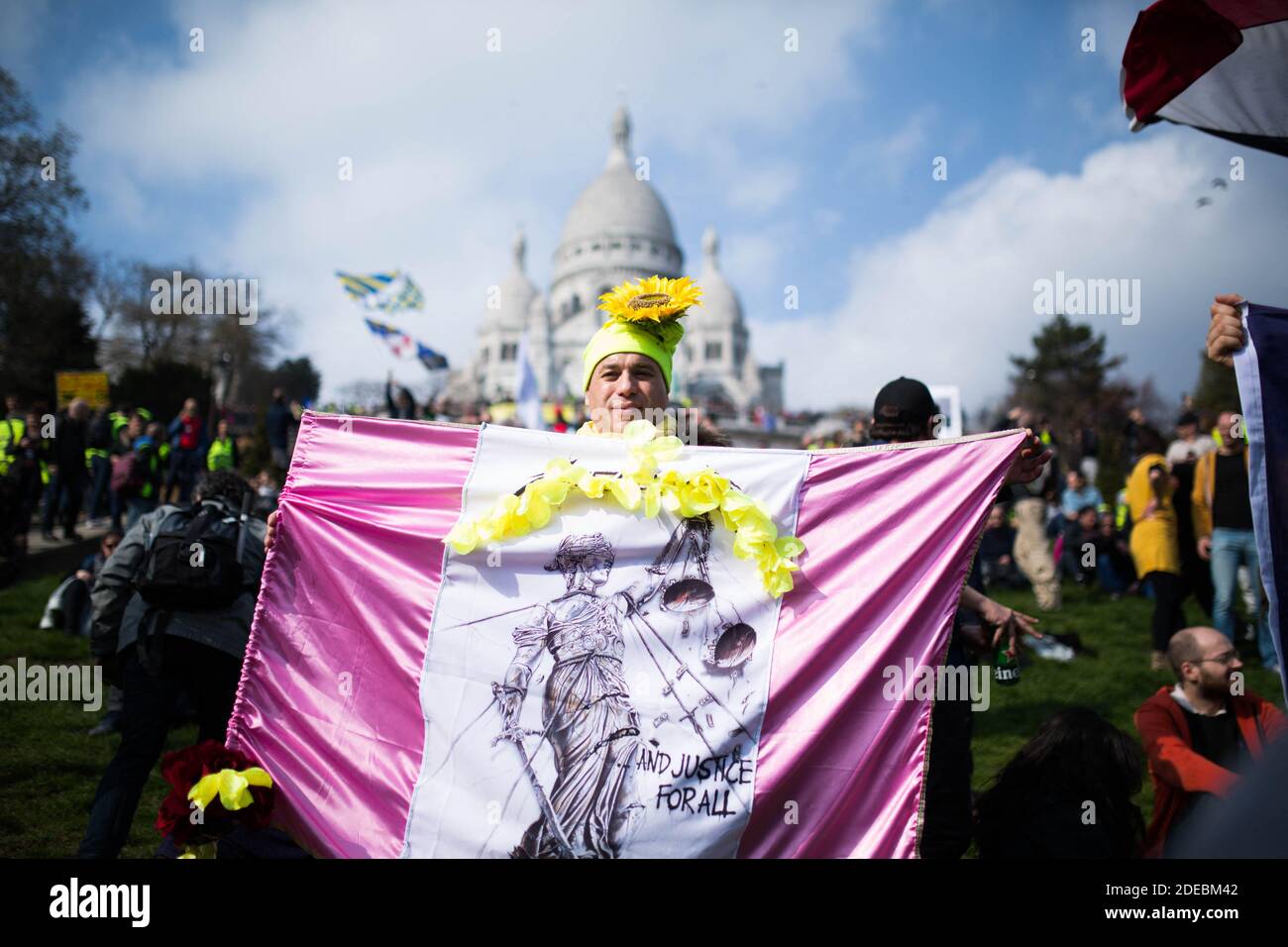 Les manifestants de la Yellow Vest se réunissent devant la basilique du Sacré-cœur à Montmartre, à Paris, le 23 mars 2019, lors d'une manifestation antigouvernementale organisée par le mouvement de la Yellow Vest (gilets jaunes). Les manifestants ont de nouveau frappé les rues des villes françaises le 23 mars, pour une 19e semaine consécutive de protestation nationale ( Loi 19 ) contre les politiques du président français et son style de gouvernement descendant, le coût élevé de la vie, les réformes fiscales gouvernementales et pour une plus grande « justice sociale et économique. » photo de Raphael Lafargue/ABACAPRESS.COM Banque D'Images