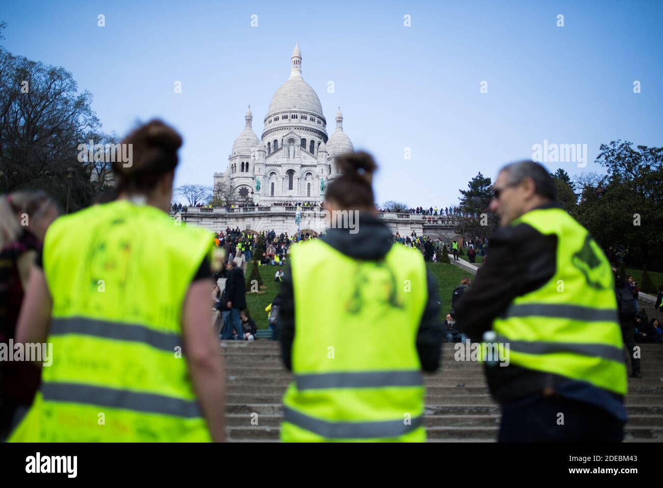 Les manifestants de la Yellow Vest se réunissent devant la basilique du Sacré-cœur à Montmartre, à Paris, le 23 mars 2019, lors d'une manifestation antigouvernementale organisée par le mouvement de la Yellow Vest (gilets jaunes). Les manifestants ont de nouveau frappé les rues des villes françaises le 23 mars, pour une 19e semaine consécutive de protestation nationale ( Loi 19 ) contre les politiques du président français et son style de gouvernement descendant, le coût élevé de la vie, les réformes fiscales gouvernementales et pour une plus grande « justice sociale et économique. » photo de Raphael Lafargue/ABACAPRESS.COM Banque D'Images
