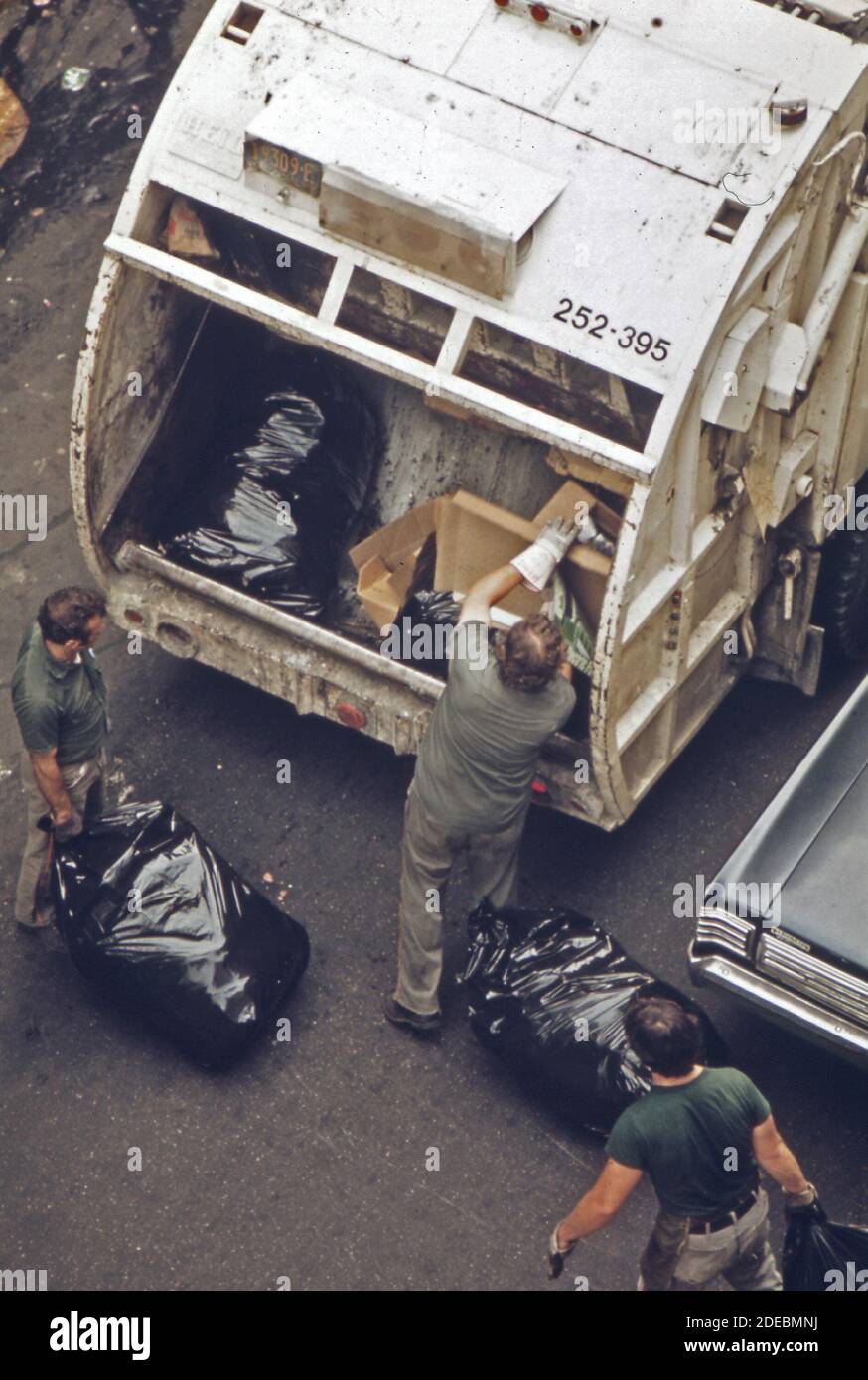 Photo des années 1970 - (1973) - les travailleurs de l'assainissement collectent les ordures 172nd Street à Manhattan Banque D'Images