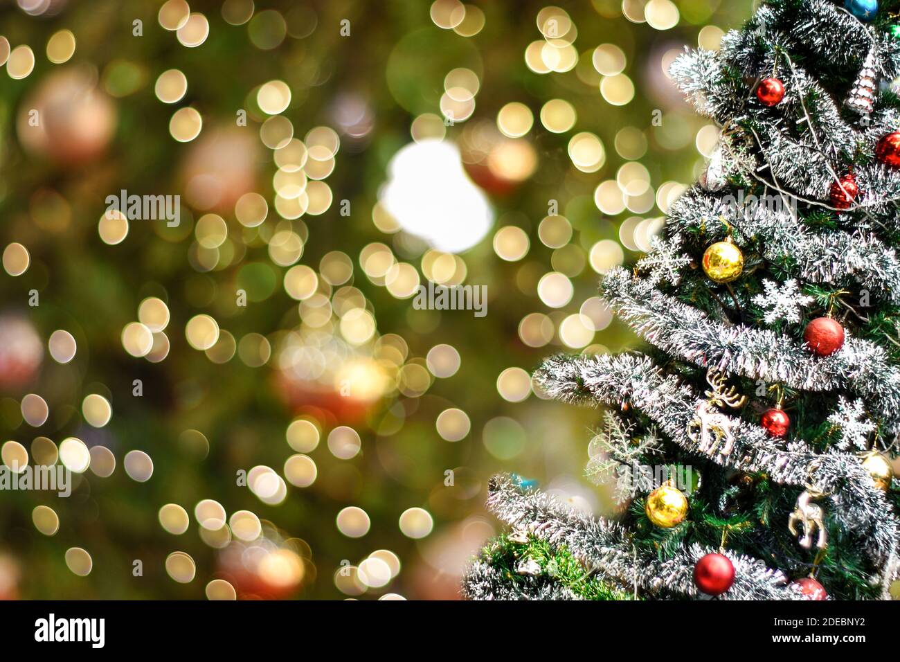 Décorations de Noël floues, étincelantes et brillantes. Nouvel an et Noël Banque D'Images