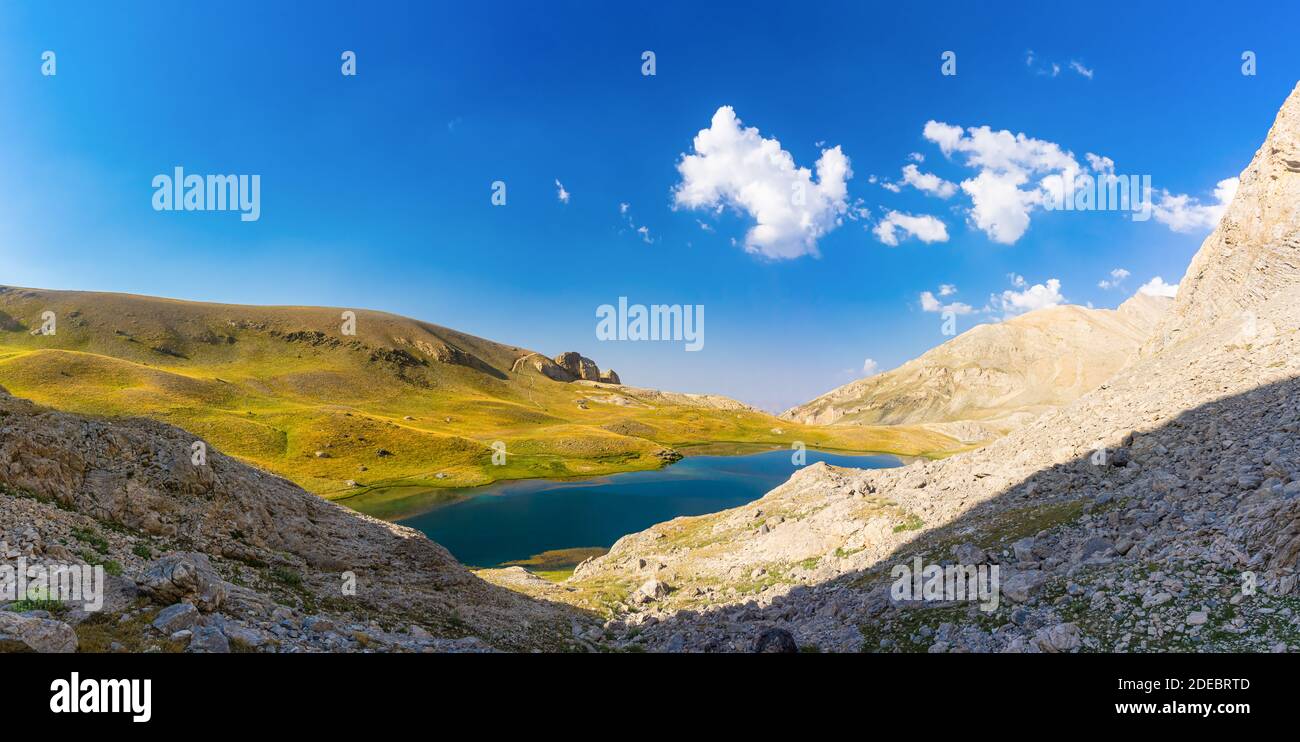Superbe lac de montagne entre la montagne Bolkar et la montagne Taurus. Vue panoramique sur le lac noir. Nigde, Turquie. Cratère volcanique. Arrière-plan de voyage. Banque D'Images