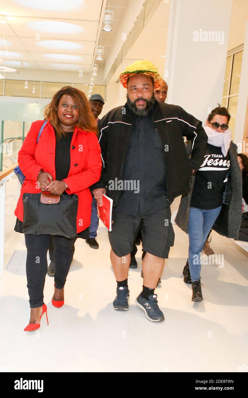 Noémie Montagne Photos L'acteur et comédien Dieudonné m'bala m'bala, l'épouse Noemie montagne et  sa sœur avocate Marcelle Mbala Mbala devant le tribunal de Paris pour  fraude fiscale, blanchiment d'argent ou abus de biens d'entreprise. Il