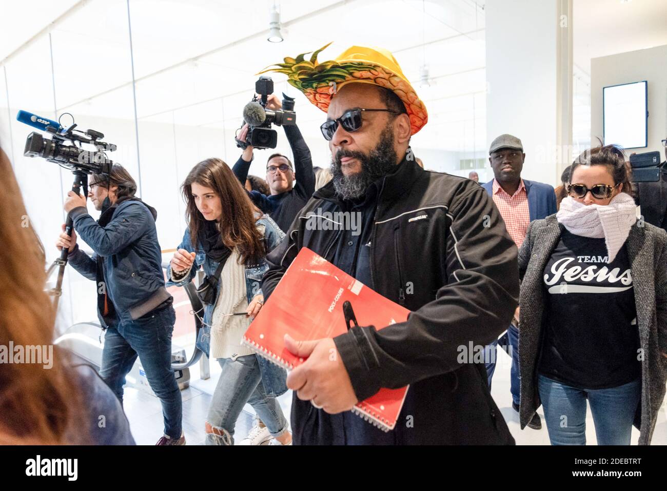 Noémie Montagne Photos L'acteur et comédien Dieudonné m'bala m'bala et épouse Noemie montagne  devant le tribunal de Paris pour fraude fiscale, blanchiment d'argent ou  abus d'actifs d'entreprises. Il est soupçonné d'avoir dissimulé aux  autorités fiscales