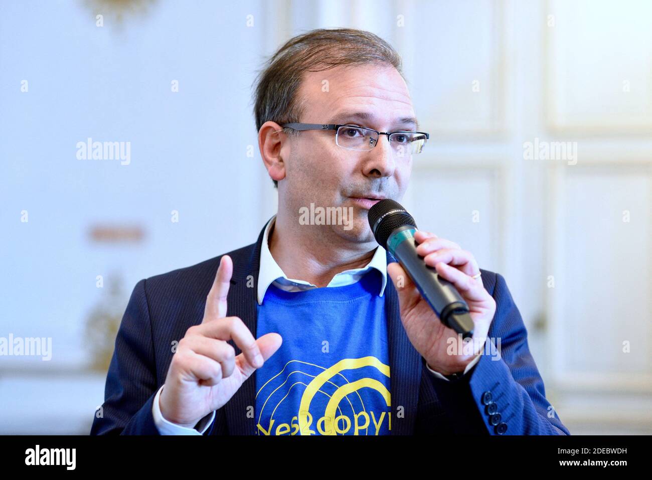 Le PDG français Sacem Jean-Noel Tronc, prenant la parole en faveur de la nouvelle directive sur le droit d'auteur avant le vote sur le droit d'auteur dans le marché unique numérique, se tiendra en dehors du Parlement européen le 26 mars 2019 à Strasbourg, dans l'est de la France. Photo de Nicolas Roses/ABACAPRESS.COM Banque D'Images