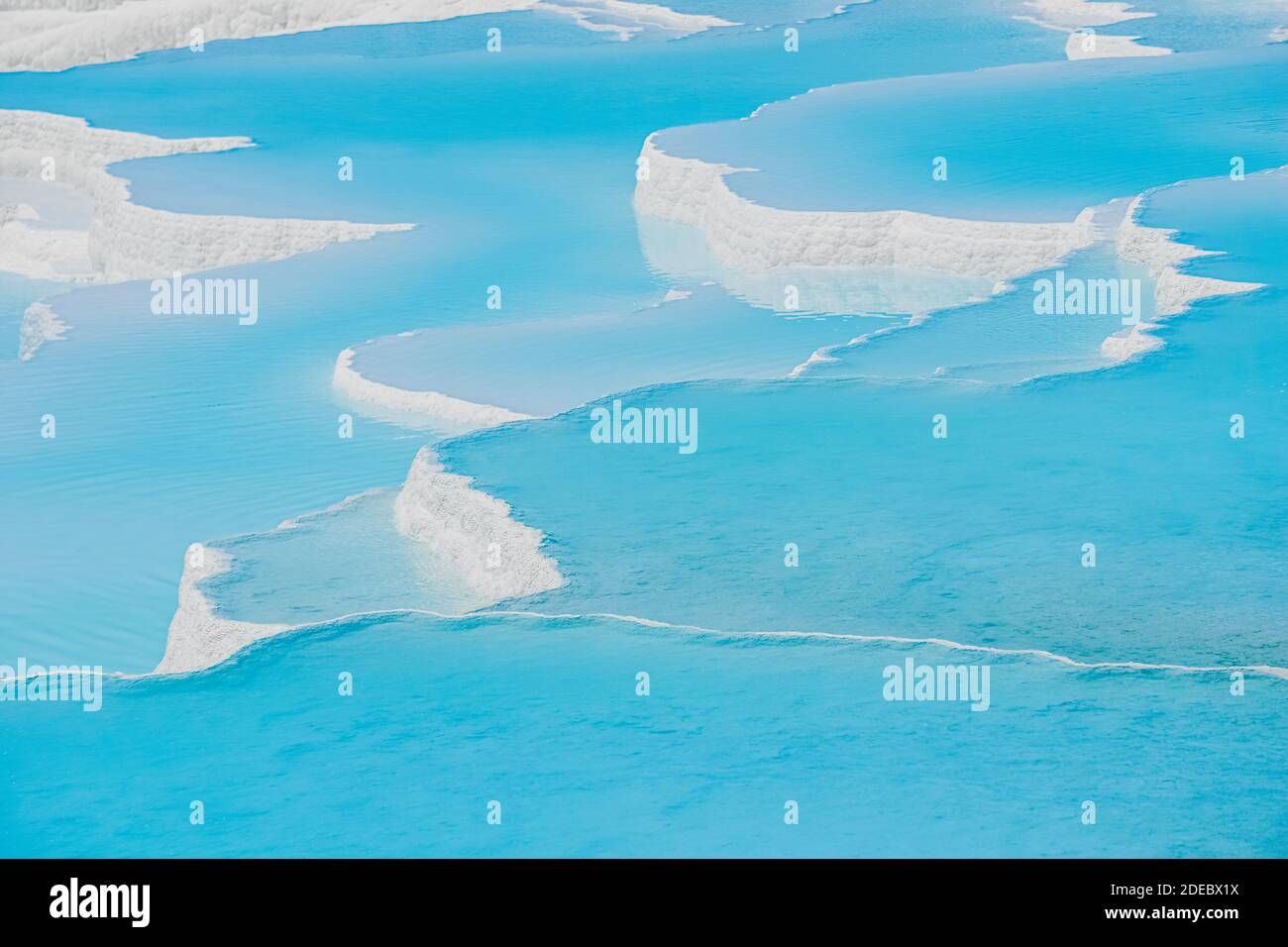 Piscines et terrasses de travertins de Pamukkale. Denizli, Turquie. Site naturel de sources chaudes et de travertins, terrasses de minéraux carbonatés. Banque D'Images