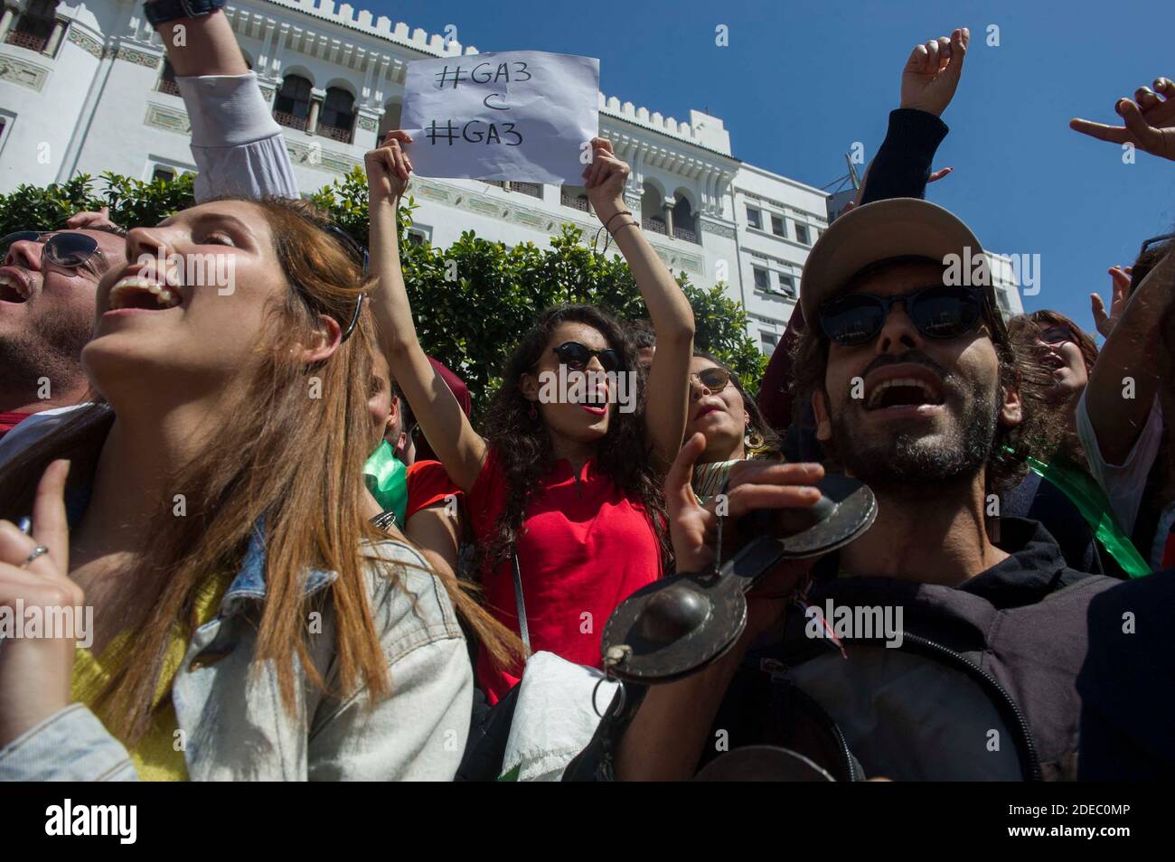 Les artistes se réunissent au Grand Post, à Alger, Algérie, le samedi 30 mars 2019. Un groupe d'artistes a lancé un nouveau mouvement de protestation, en interaction avec le mouvement populaire en Algérie depuis février 22. Par une ouverture symbolique près du bureau de poste central de la capitale, les artistes ont insisté pour jouer des liens musicaux 'anti' avec le régime et exiger la 'libération' de l'Algérie. Le stand a assisté à plusieurs spectacles et représentations sur l'impact du violon, du piano, du saxophone, du trotbait et d'autres. Photo par Ammi Louiza/ABACAPRESS.COM Banque D'Images