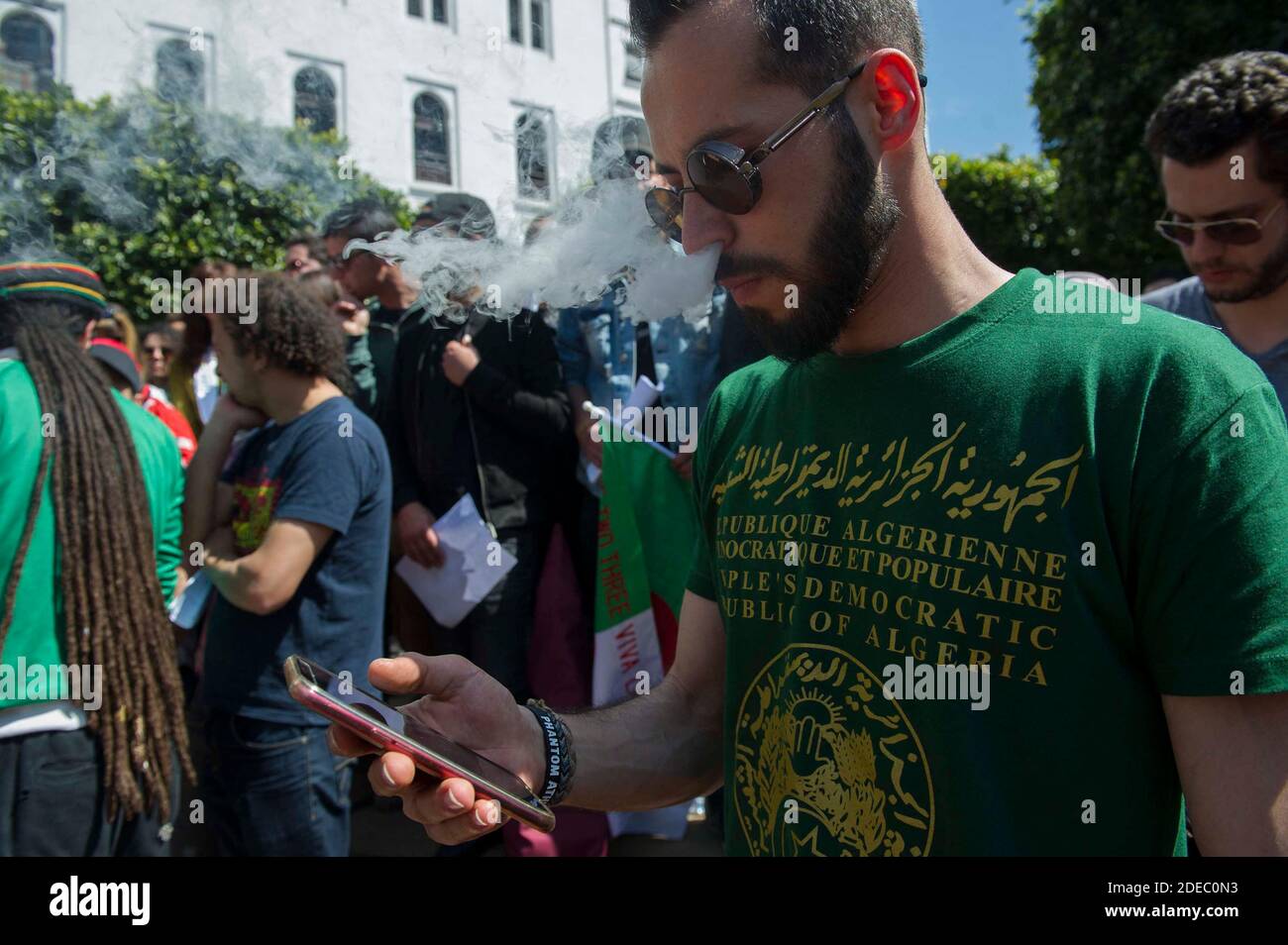 Les artistes se réunissent au Grand Post, à Alger, Algérie, le samedi 30 mars 2019. Un groupe d'artistes a lancé un nouveau mouvement de protestation, en interaction avec le mouvement populaire en Algérie depuis février 22. Par une ouverture symbolique près du bureau de poste central de la capitale, les artistes ont insisté pour jouer des liens musicaux 'anti' avec le régime et exiger la 'libération' de l'Algérie. Le stand a assisté à plusieurs spectacles et représentations sur l'impact du violon, du piano, du saxophone, du trotbait et d'autres. Photo par Ammi Louiza/ABACAPRESS.COM Banque D'Images