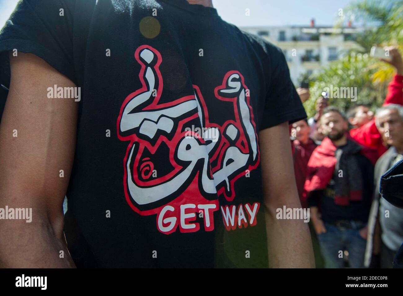 Les artistes se réunissent au Grand Post, à Alger, Algérie, le samedi 30 mars 2019. Un groupe d'artistes a lancé un nouveau mouvement de protestation, en interaction avec le mouvement populaire en Algérie depuis février 22. Par une ouverture symbolique près du bureau de poste central de la capitale, les artistes ont insisté pour jouer des liens musicaux 'anti' avec le régime et exiger la 'libération' de l'Algérie. Le stand a assisté à plusieurs spectacles et représentations sur l'impact du violon, du piano, du saxophone, du trotbait et d'autres. Photo par Ammi Louiza/ABACAPRESS.COM Banque D'Images