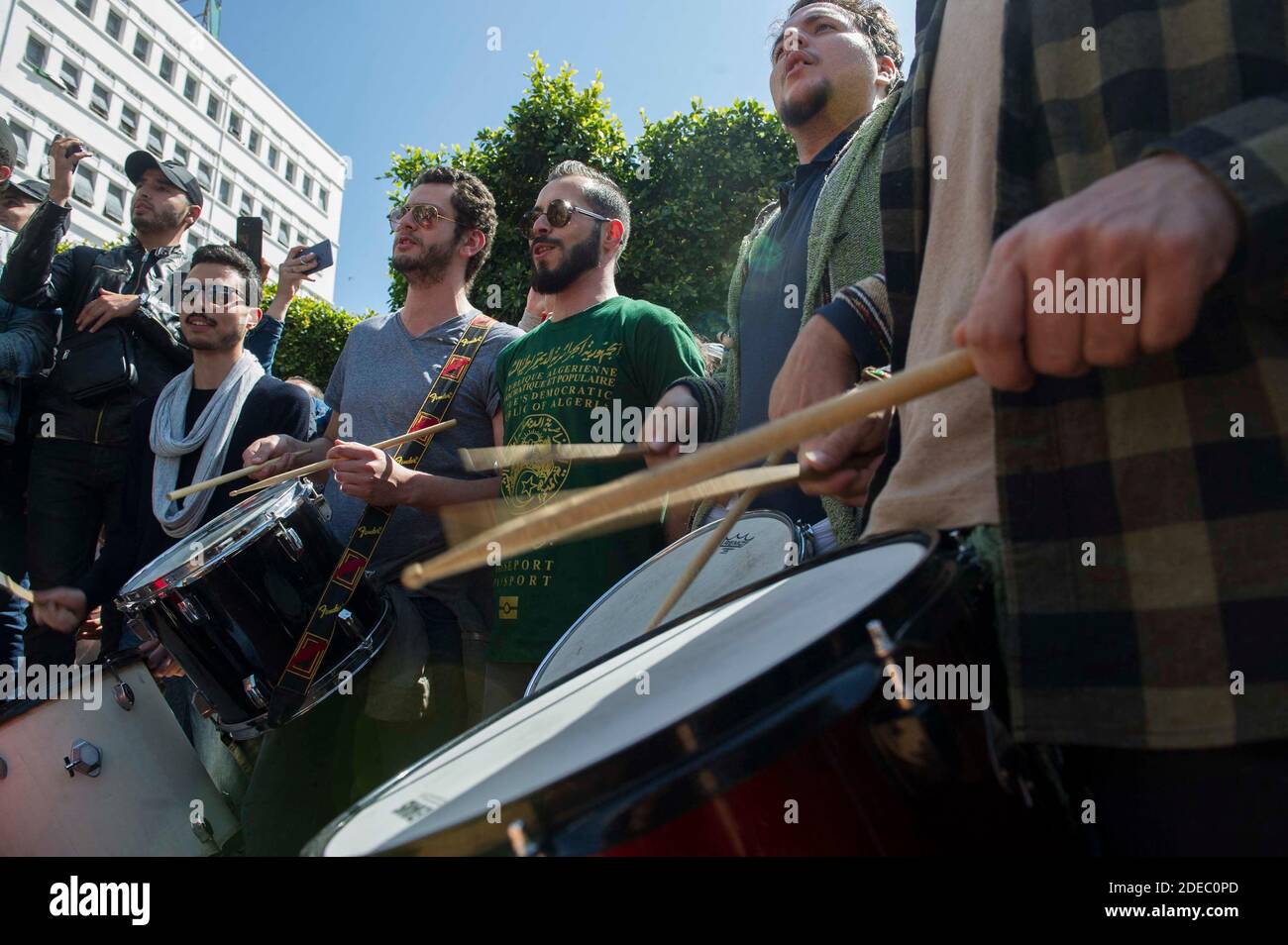 Les artistes se réunissent au Grand Post, à Alger, Algérie, le samedi 30 mars 2019. Un groupe d'artistes a lancé un nouveau mouvement de protestation, en interaction avec le mouvement populaire en Algérie depuis février 22. Par une ouverture symbolique près du bureau de poste central de la capitale, les artistes ont insisté pour jouer des liens musicaux 'anti' avec le régime et exiger la 'libération' de l'Algérie. Le stand a assisté à plusieurs spectacles et représentations sur l'impact du violon, du piano, du saxophone, du trotbait et d'autres. Photo par Ammi Louiza/ABACAPRESS.COM Banque D'Images