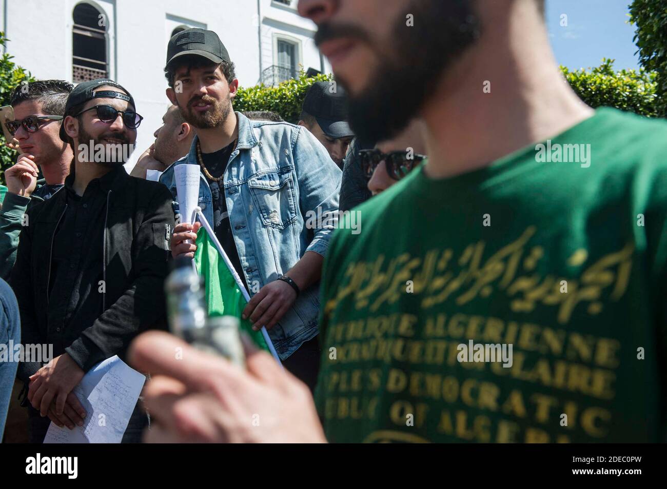 Les artistes se réunissent au Grand Post, à Alger, Algérie, le samedi 30 mars 2019. Un groupe d'artistes a lancé un nouveau mouvement de protestation, en interaction avec le mouvement populaire en Algérie depuis février 22. Par une ouverture symbolique près du bureau de poste central de la capitale, les artistes ont insisté pour jouer des liens musicaux 'anti' avec le régime et exiger la 'libération' de l'Algérie. Le stand a assisté à plusieurs spectacles et représentations sur l'impact du violon, du piano, du saxophone, du trotbait et d'autres. Photo par Ammi Louiza/ABACAPRESS.COM Banque D'Images