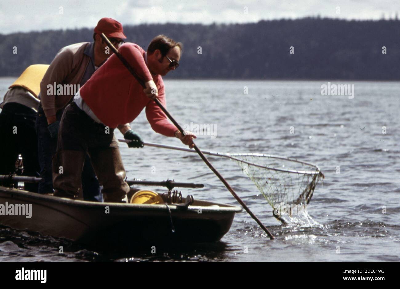 Photo des années 1970 (1973) - le filet de crabe à la plate-forme de Brinnon, sur le canal de Hood, attire de grandes foules au printemps et en été moins les marées. Banque D'Images