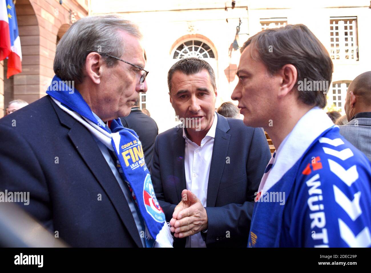 Roland Ries, Marc Keller, Alain Fontanel accusant l'équipe du Racing club de Strasbourg lors de la cérémonie officielle pour leur victoire à Strasbourg, France le 31 mars 2019. Le RCS, Racing Club Strasbourg a battu l'équipe de Guigamp 4-1 aux tirs aux buts à Lille le 30 mars 2019. Photo de Nicolas Roses/ABACAPRESS.COM Banque D'Images