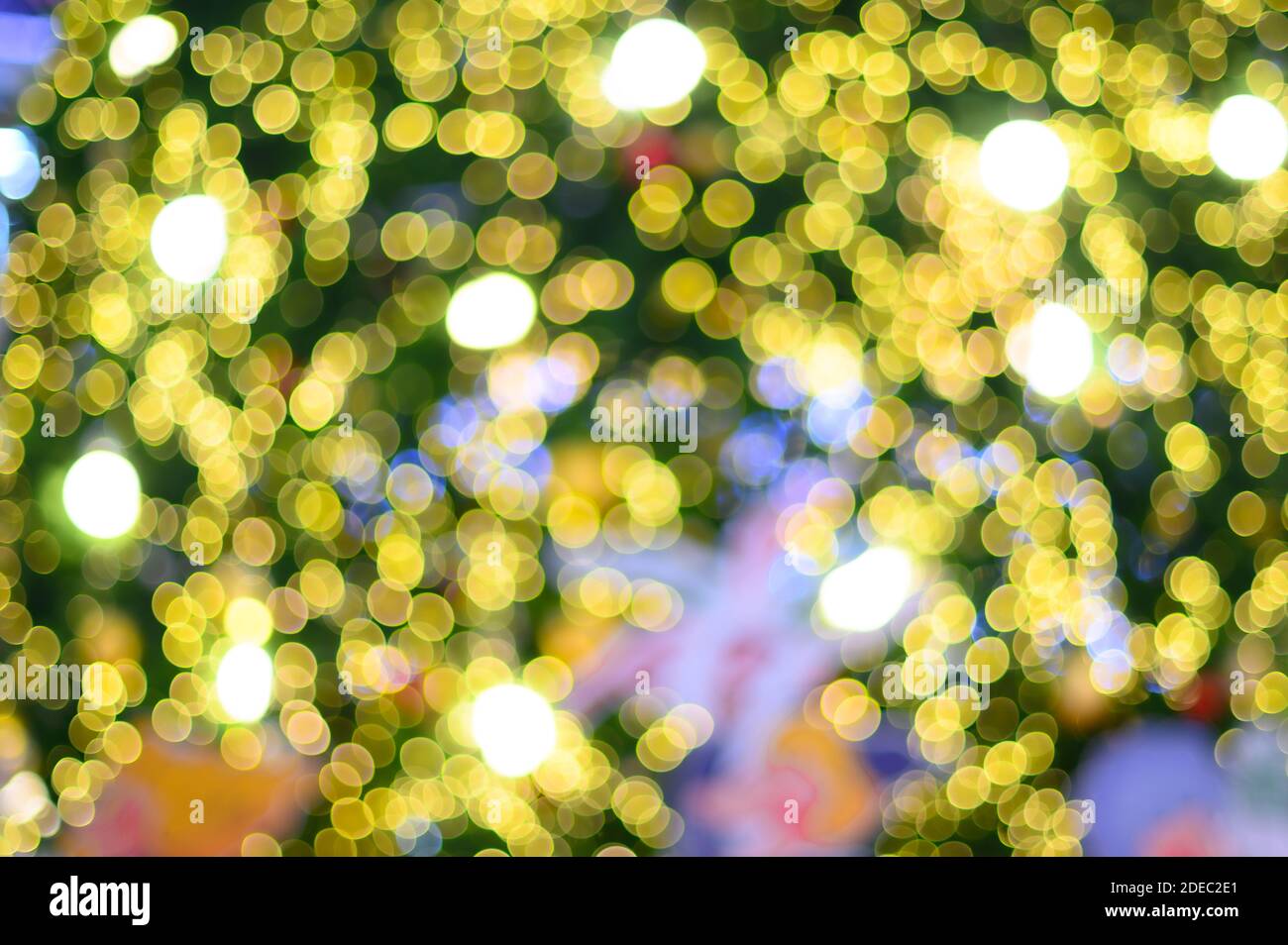 L'éclairage de l'arbre de Noël bokeh avec des boules colorées pour l'utilisation en arrière-plan . Banque D'Images
