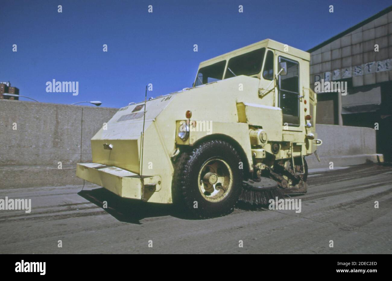 Photo des années 1970 - (1973) - camion à ordures à la station de transfert maritime de la 91e rue (MTS). Depuis les MTS, les déchets sont transportés par barge le long de la rivière East jusqu'à la décharge de Staten Island Banque D'Images