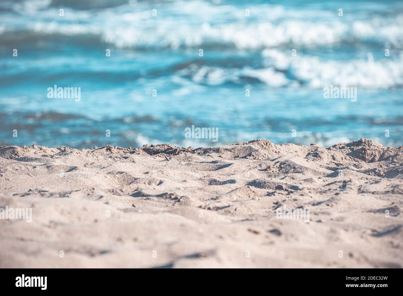 Concept été et vacances avec plage. Sable et mer ondulée. Arrière-plan de voyage. Banque D'Images