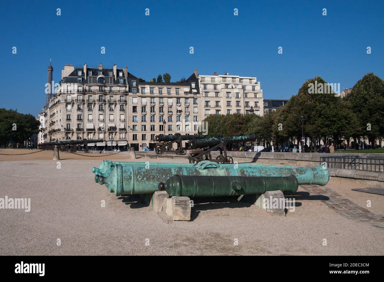 Paris, France sept 27 2015 : extérieur de l'Hôtel les Invalides (Résidence des Invalides) avec vue sur les canons et la Tour Eiffel. Les gens apprécient Banque D'Images