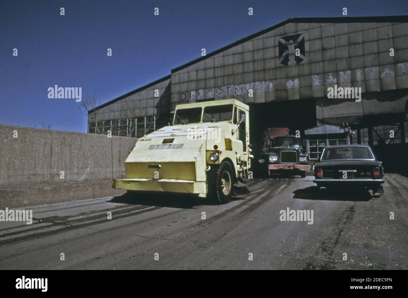 Photo des années 1970 - (1973) - camion à ordures à la station de transfert maritime de la 91e rue (MTS). Banque D'Images
