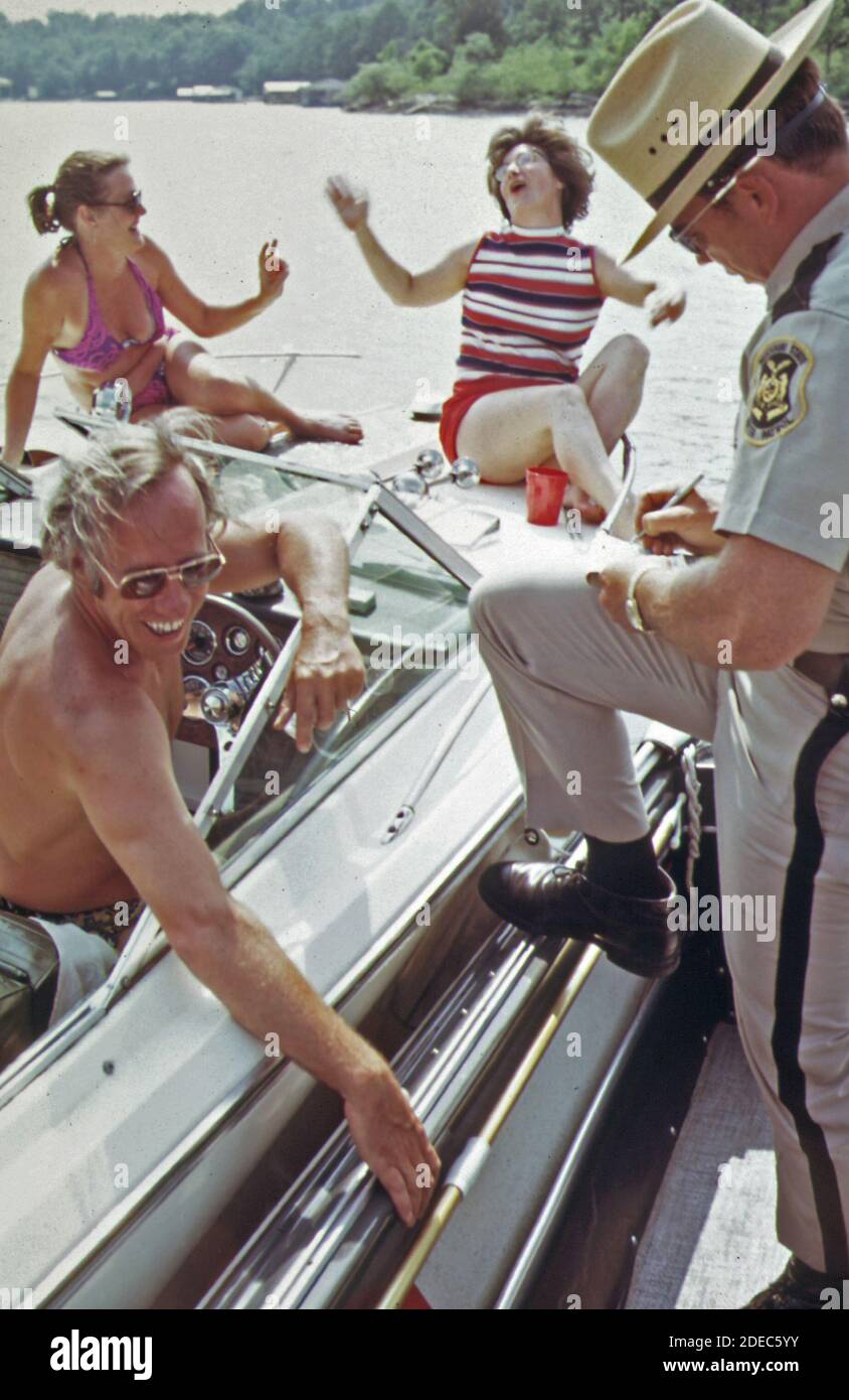 Photos des années 1970 (1973) - Dan needham, superviseur de la patrouille d'eau du Missouri pour le lac de la région des Ozarks; arrête une piste intérieure pour une inspection de routine (région du lac des Ozarks, Missouri) Banque D'Images