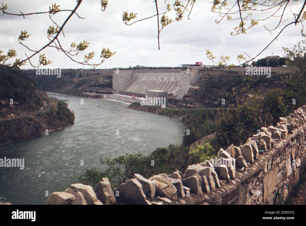 Photo des années 1970 (1973) - la centrale électrique Robert Moses on La rivière Niagara sous les chutes Niagara, aux États-Unis côté Banque D'Images