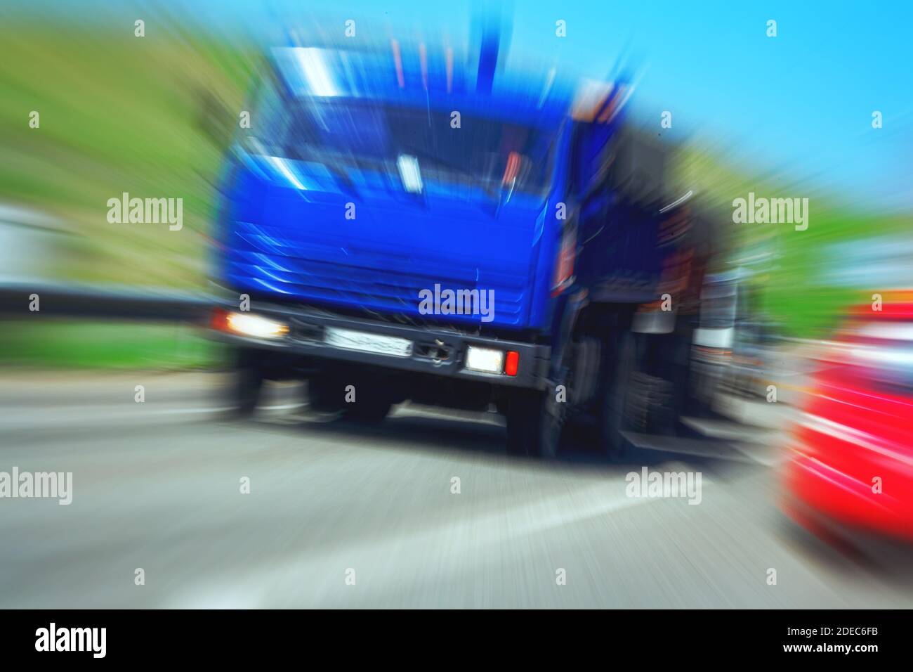 Camion dans un flou sur la route en mouvement. Risque de collision ou de situation d'urgence. Violation des règles par les camionneurs. Le concept de vigilance à t Banque D'Images