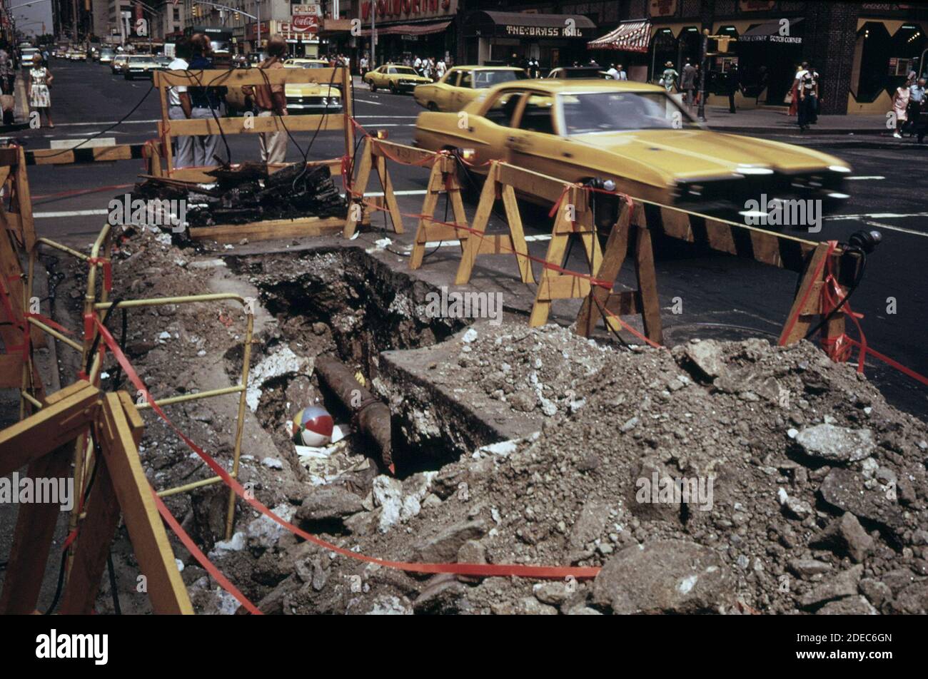 Photo des années 1970 (1973) - Consolidated Edison au travail sur a Midtown Manhattan Street (New York) Banque D'Images