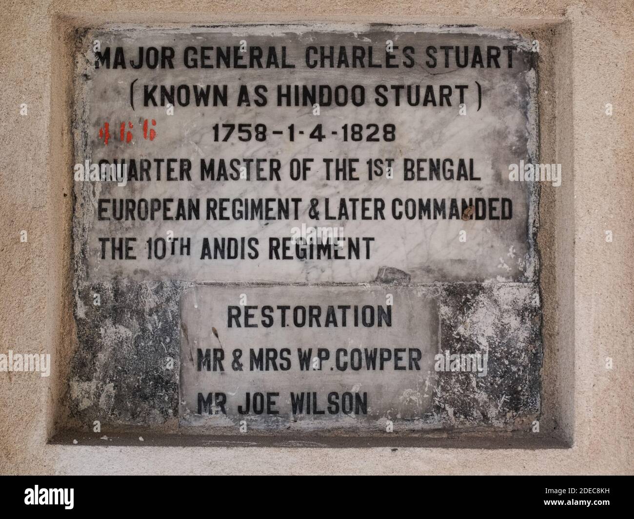 Plaque sur le tombeau du général de division Charles Stuart, également connu sous le nom de Hindoo Stuart, dans le cimetière de South Park Street, un cimetière de l'ère Raj; Kolkata, Inde Banque D'Images