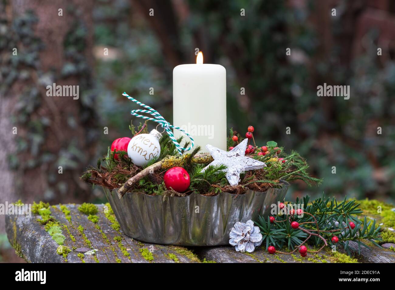 décoration de noël avec bougie blanche dans une vieille plaque à pâtisserie Banque D'Images