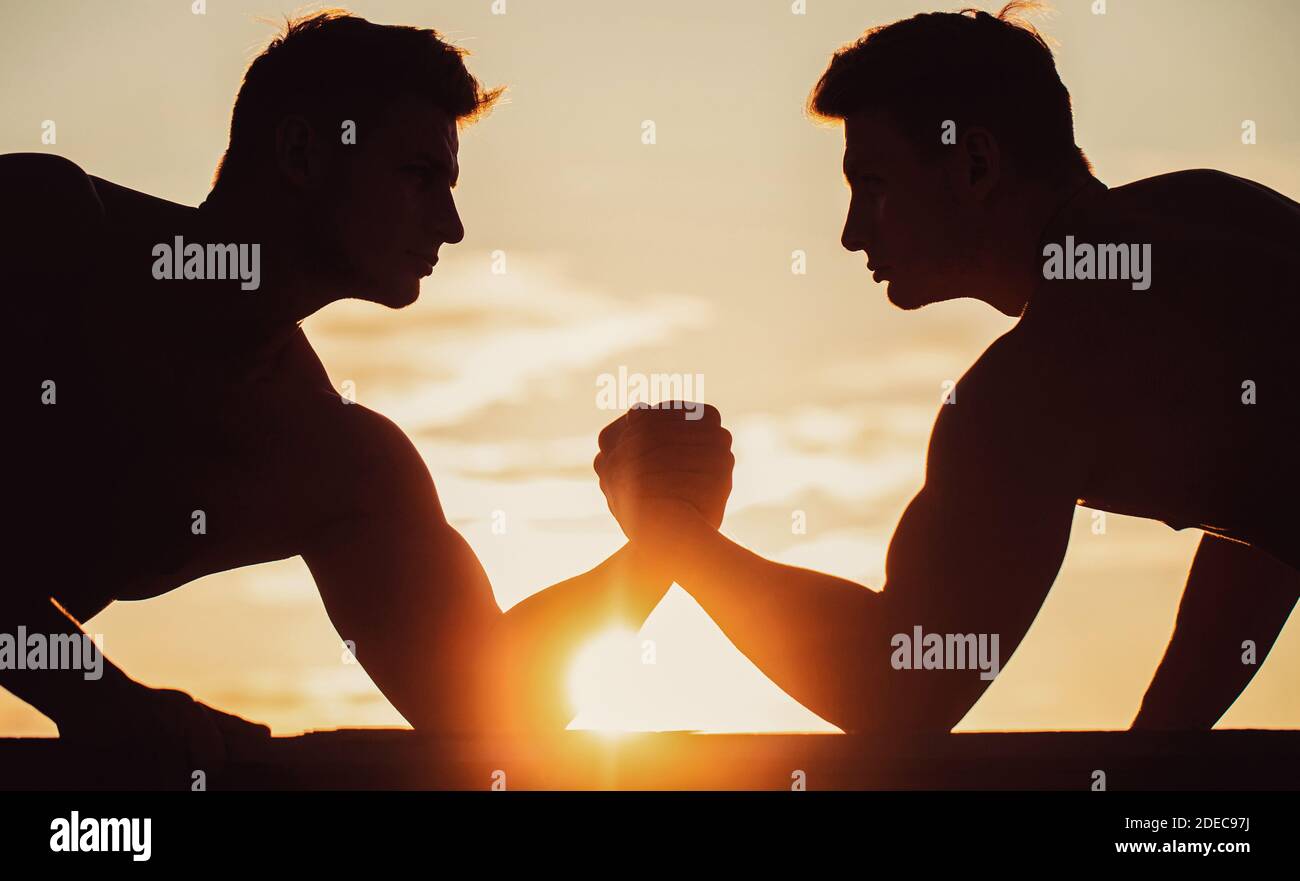 Rivalité, gros plan de lutte de bras mâle. Hommes mesurant les forces, les bras. Deux hommes luttant. Rivalité, vs, défi, lutte de main. Banque D'Images