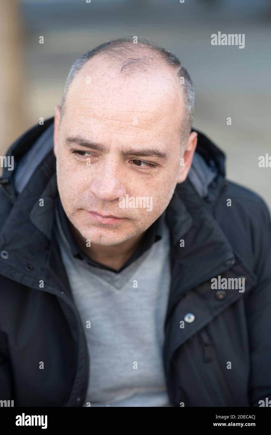 Homme pensif de 45 ans regardant loin dehors Banque D'Images