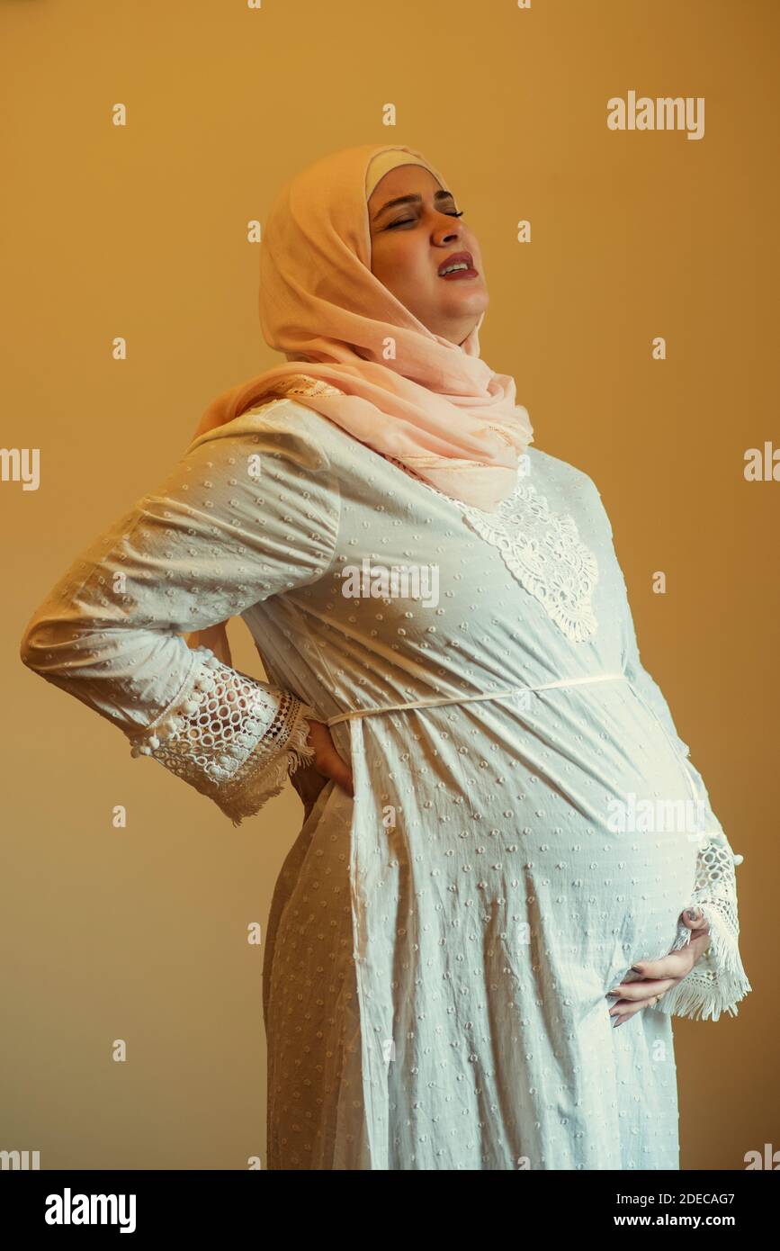 Femme musulmane enceinte dans la douleur Banque D'Images